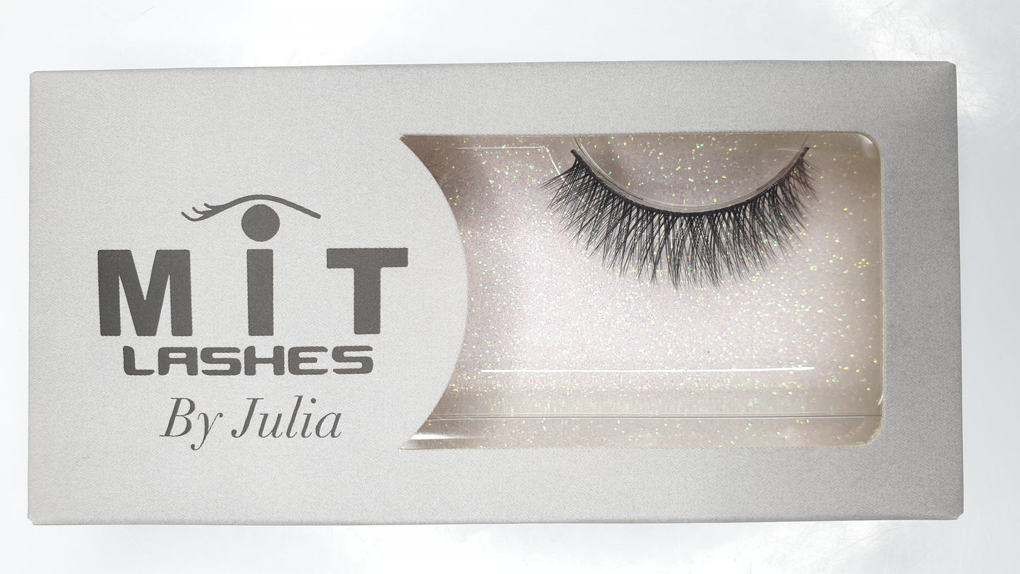 Essential lash for wispy, feathery lash lovers! Our lashes are made with super thin silk fibres, and 100% vegan & cruelty free,they are perfect for a full glam look and are re-usable more than 30 times.