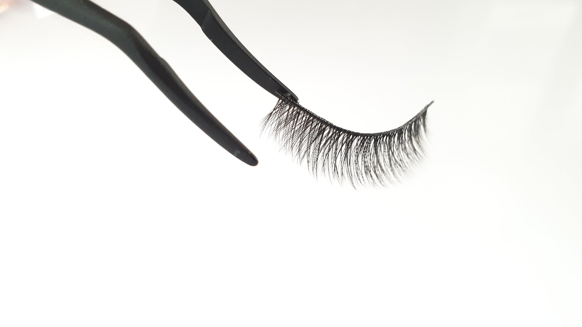 Essential lash for wispy, feathery lash lovers! Our lashes are made with super thin silk fibres, and 100% vegan & cruelty free,they are perfect for a full glam look and are re-usable more than 30 times.