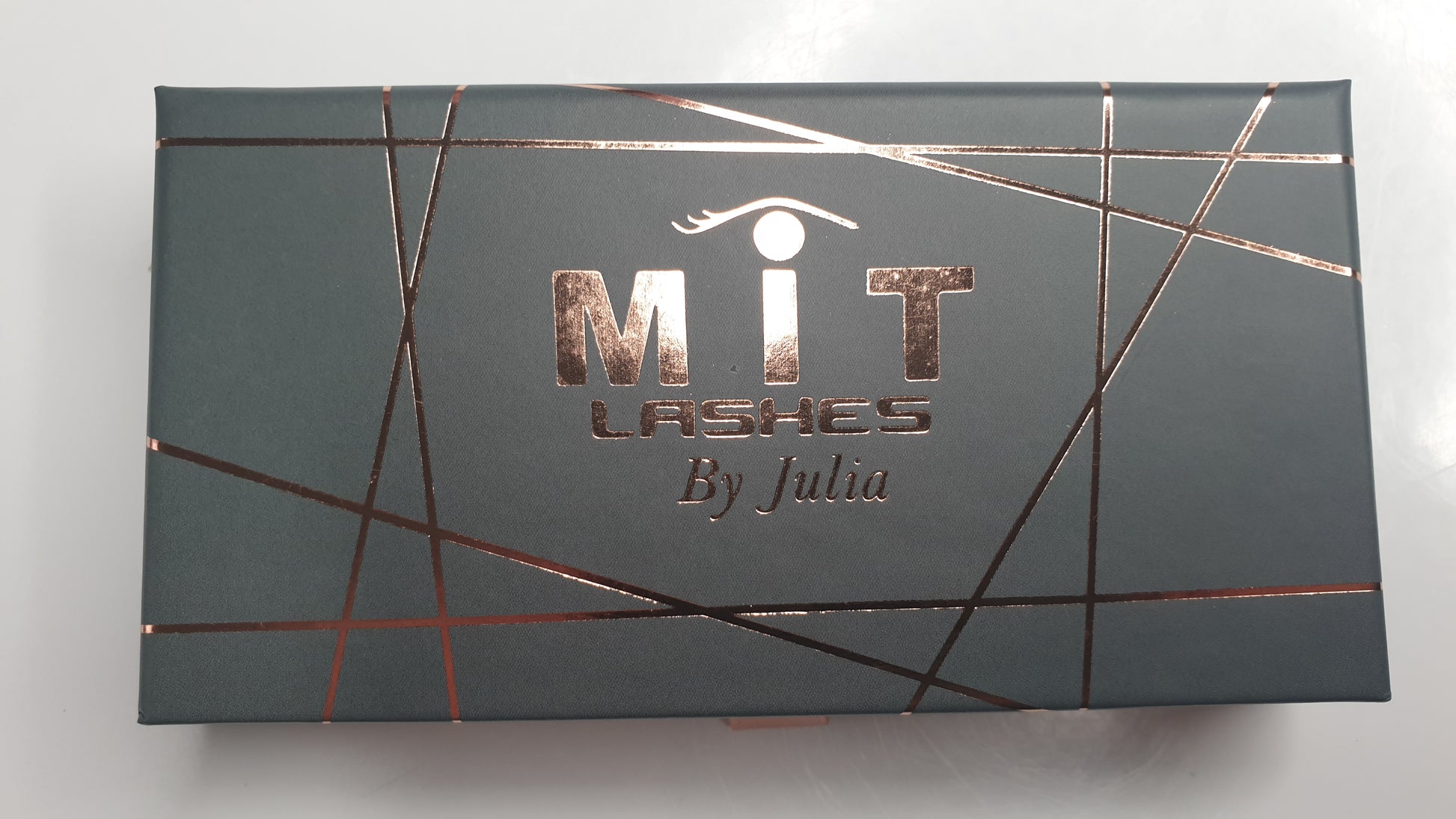 Silk lashes are our newest range of lashes here at MIT Beauty. Handcrafted with double layered premium synthetic fibres. Their fine silk hairs make the lashes ultra lightweight on the eyes whilst providing an elegant sexy look.