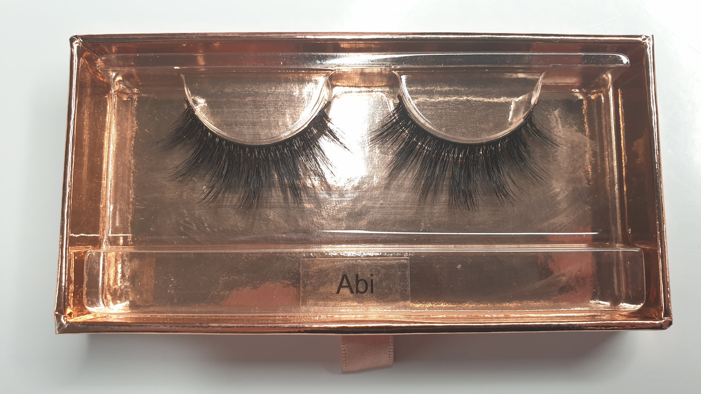 Silk lashes are our newest range of lashes here at MIT Beauty. Handcrafted with double layered premium synthetic fibres. Their fine silk hairs make the lashes ultra lightweight on the eyes whilst providing an elegant sexy look.