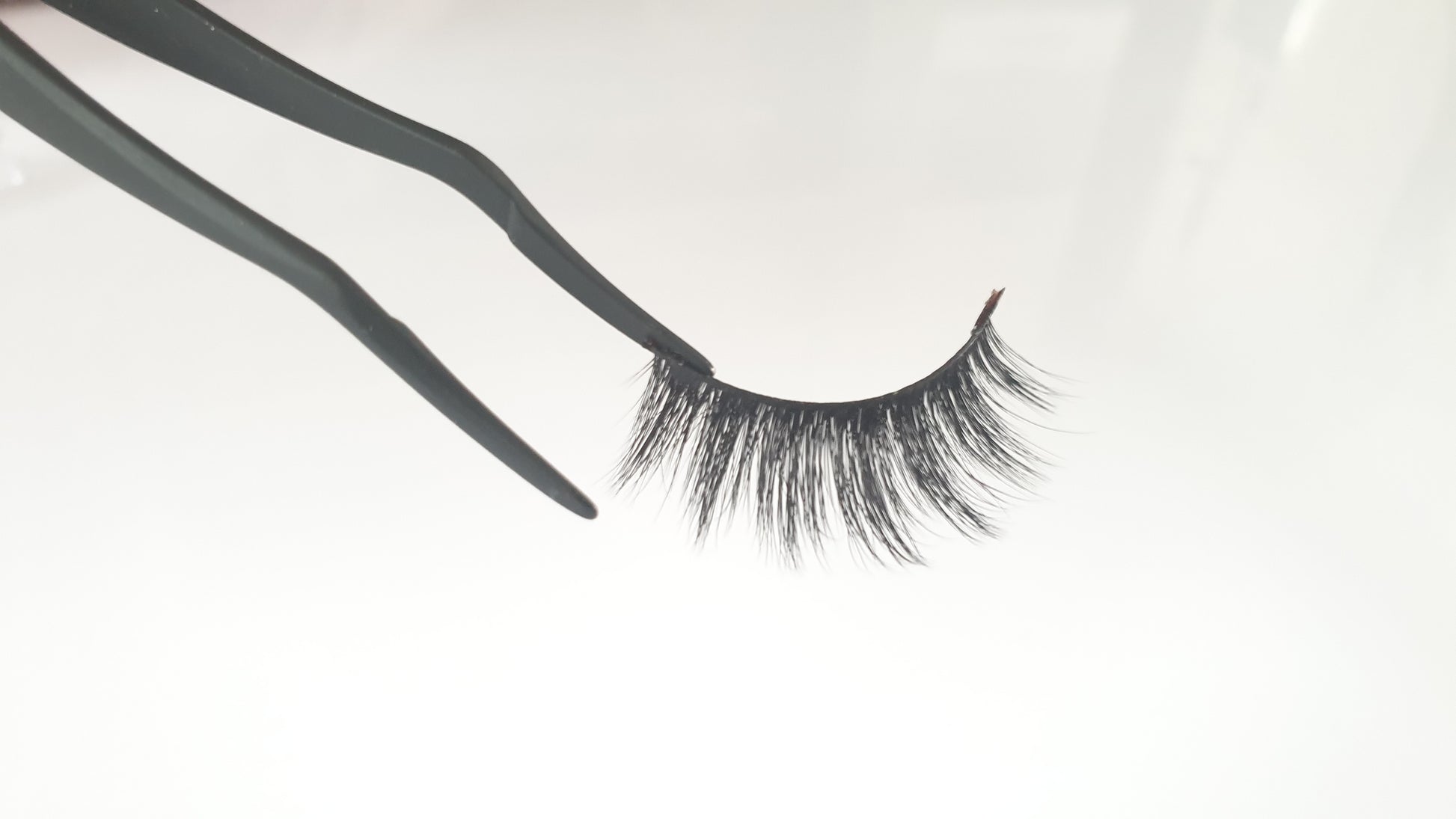 Silk lashes are our newest range of lashes here at MIT Beauty. Handcrafted with double layered premium synthetic fibres. Their fine silk hairs make the lashes ultra lightweight on the eyes whilst providing an elegant sexy look.