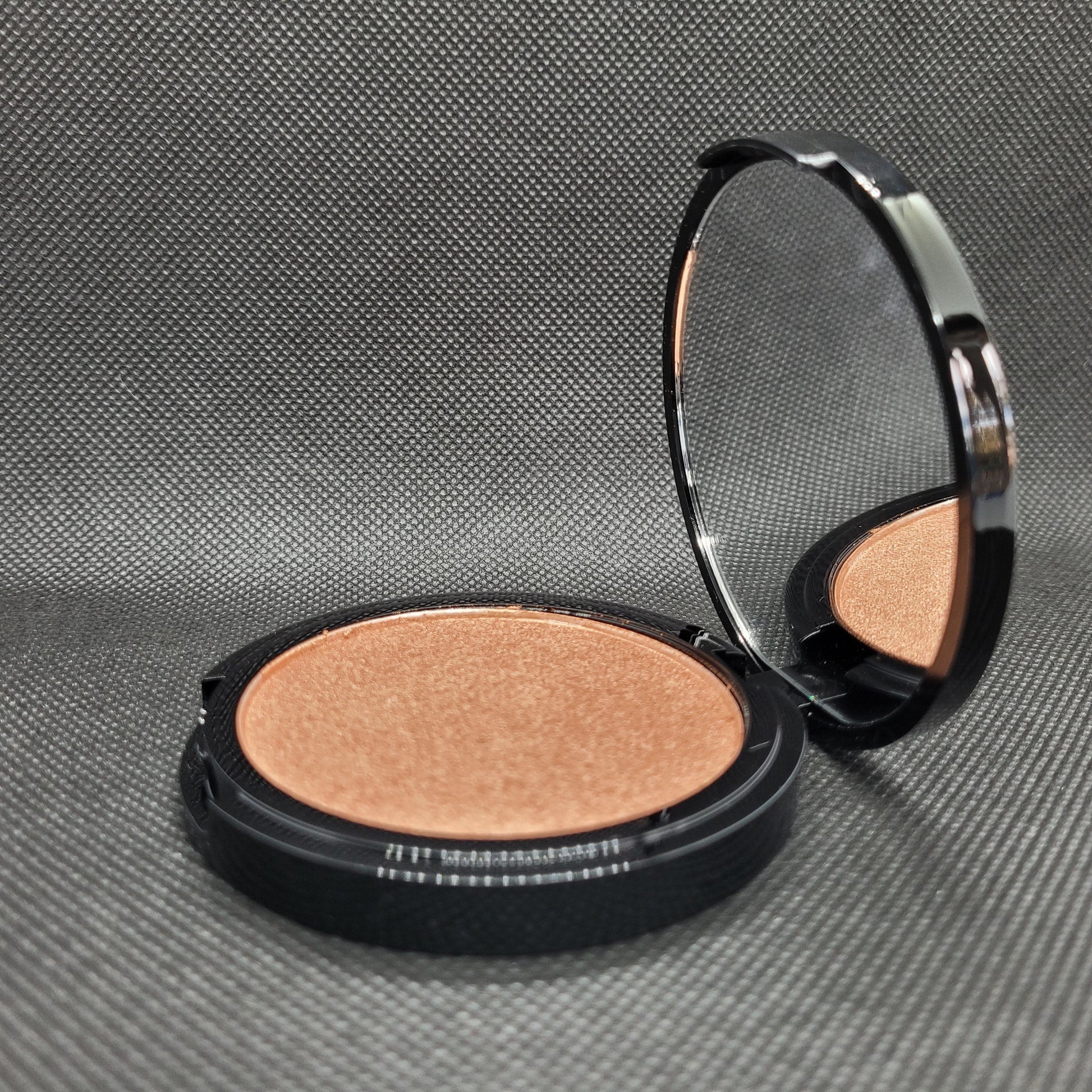 Goddess Shade - These lightweight, ultra-soft, powder highlighters deliver a super smooth and pigmented finish to the skin.  The blendable and buildable formula smooths seamlessly onto the skin for a radiance like no other.