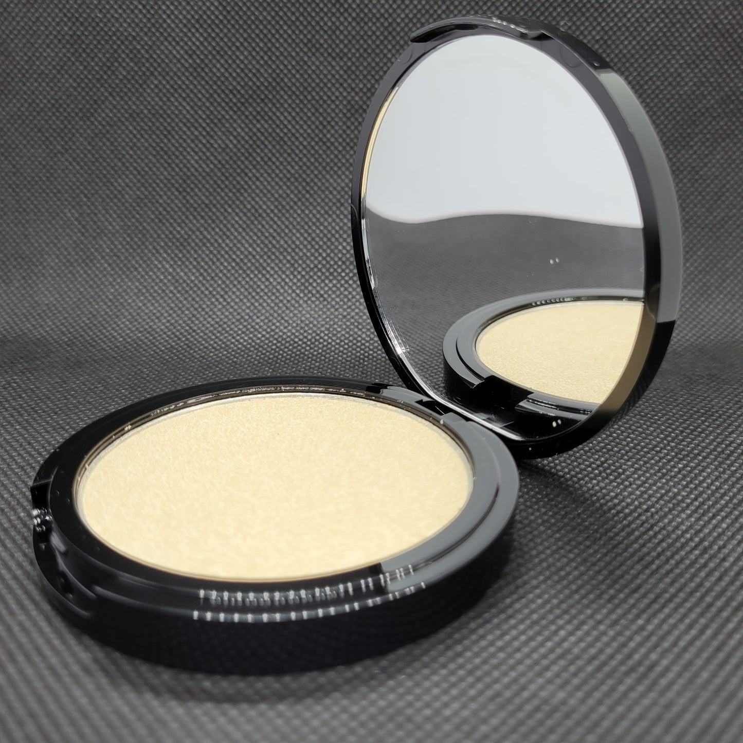 MIT QUEEN IDIA Powder Highlighter - IYOBA Complexion Illuminating Powder