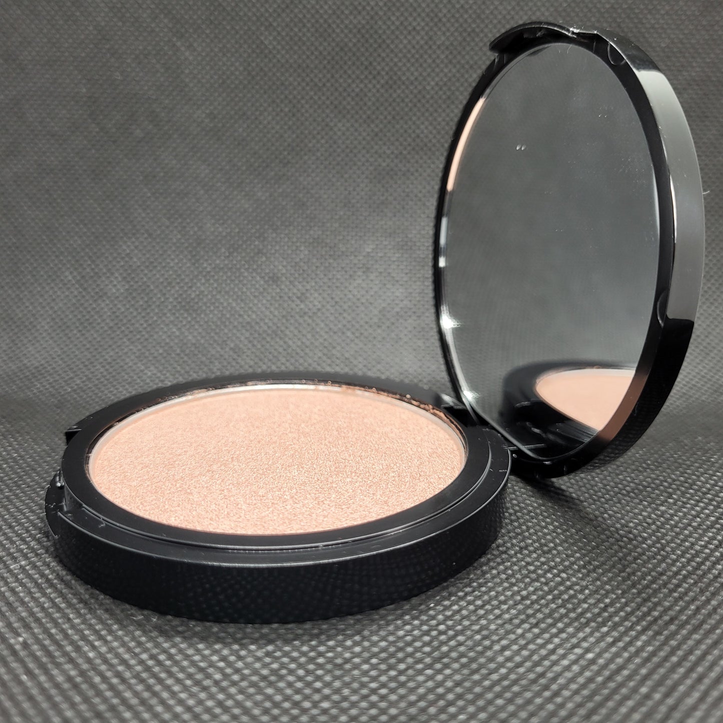 These lightweight, ultra-soft, powder highlighters deliver a super smooth and pigmented finish to the skin. The blendable and buildable formula smooths seamlessly onto the skin for a radiance like no other.