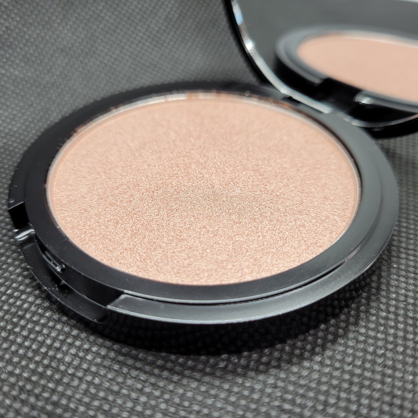 These lightweight, ultra-soft, powder highlighters deliver a super smooth and pigmented finish to the skin. The blendable and buildable formula smooths seamlessly onto the skin for a radiance like no other.