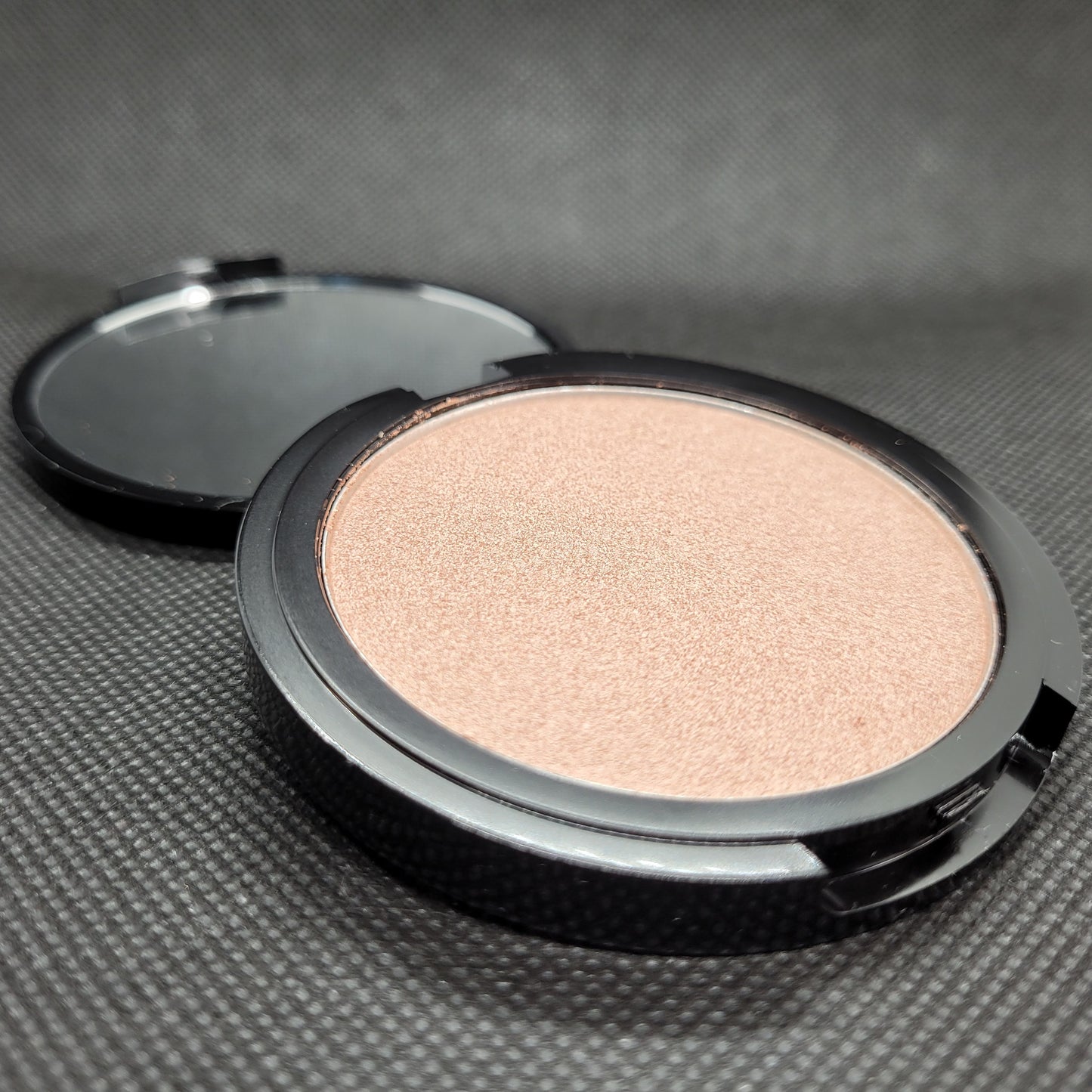 These lightweight, ultra-soft, powder highlighters deliver a super smooth and pigmented finish to the skin. The blendable and buildable formula smooths seamlessly onto the skin for a radiance like no other.