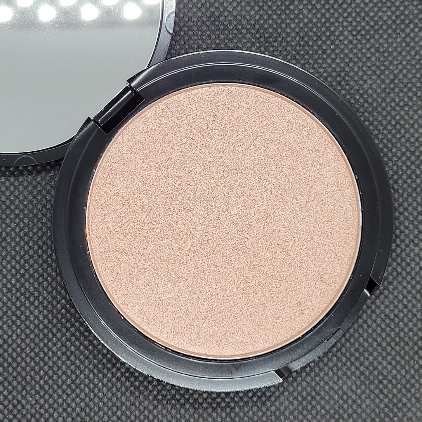 These lightweight, ultra-soft, powder highlighters deliver a super smooth and pigmented finish to the skin. The blendable and buildable formula smooths seamlessly onto the skin for a radiance like no other.