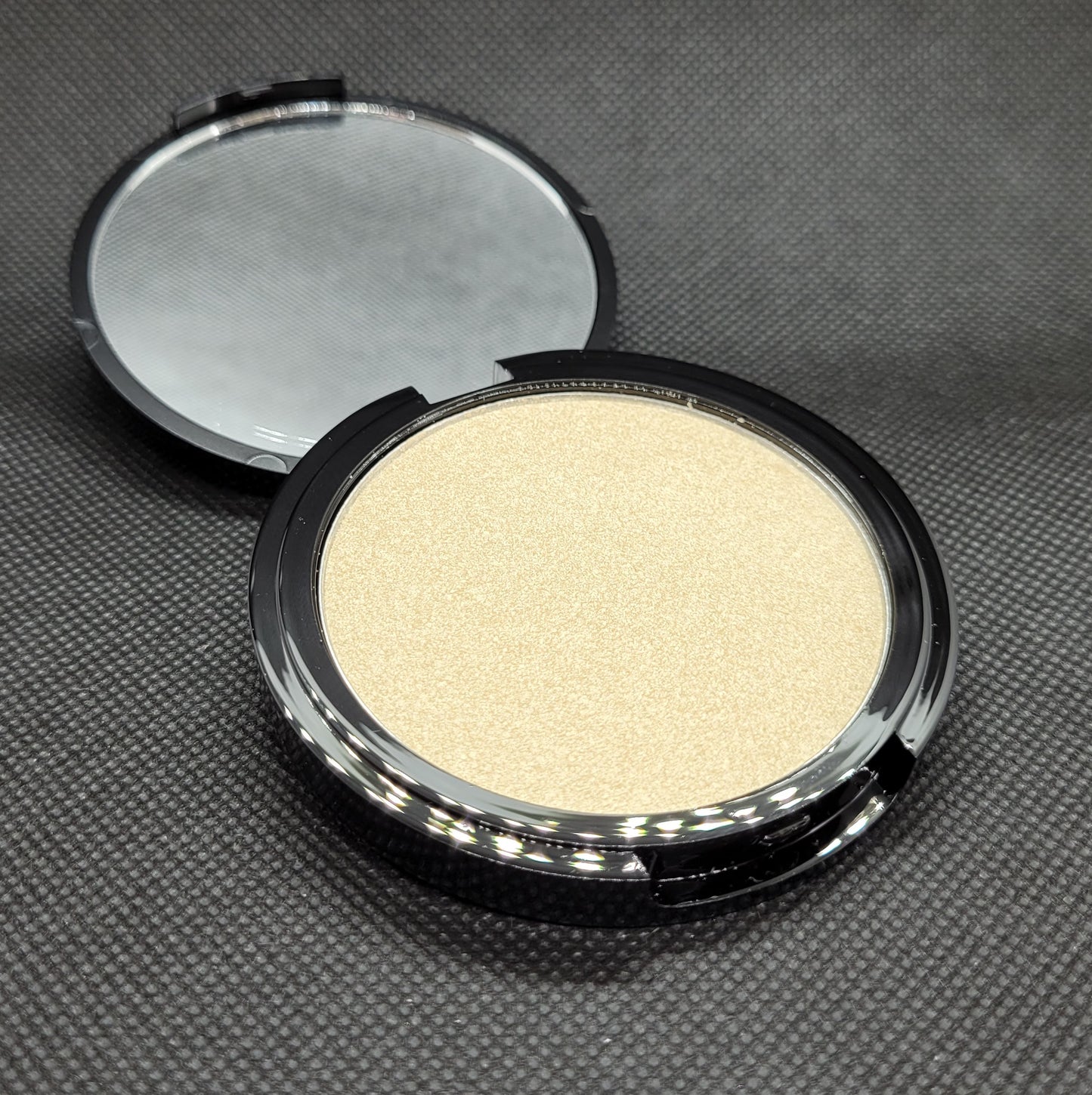 MIT QUEEN IDIA Powder Highlighter - IYOBA Complexion Illuminating Powder