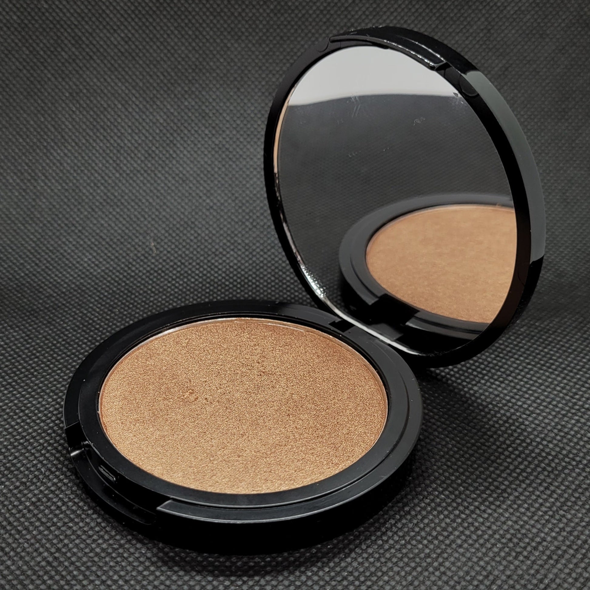 Angel Shade - These lightweight, ultra-soft, powder highlighters deliver a super smooth and pigmented finish to the skin. The blendable and buildable formula smooths seamlessly onto the skin for a radiance like no other.