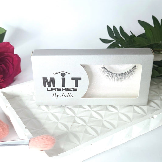 Essential lash for wispy, feathery lash lovers! Our lashes are made with super thin silk fibres, and 100% vegan & cruelty free,they are perfect for a full glam look and are re-usable more than 30 times.